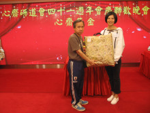 萬眾期待的抽獎環節開始，各幸運兒歡天喜地上台領取獎品。