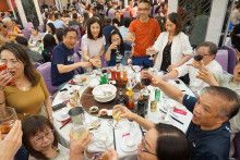 心齋仝人向來賓敬酒熱鬧情況