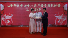 成功投得聖品者逐一上台接受聖品