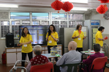 服務人員為長者獻唱時代金曲