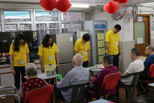 服務人員為長者示範健體操