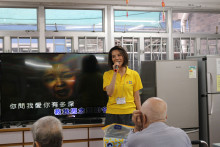 服務人員為長者獻唱時代金曲