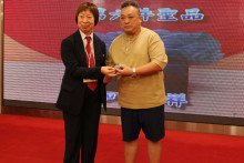 成功投得聖品者逐一上台接受聖品