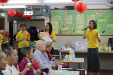 服務人員為長者獻唱時代金曲