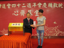 萬眾期待的抽獎環節開始，各幸運兒歡天喜地上台領取獎品。