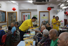 服務人員派發禮物包