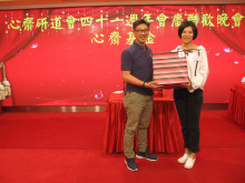萬眾期待的抽獎環節開始，各幸運兒歡天喜地上台領取獎品。