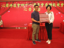 萬眾期待的抽獎環節開始，各幸運兒歡天喜地上台領取獎品。
