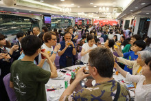心齋仝人向來賓敬酒熱鬧情況
