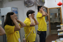 服務人員為長者示範健體操