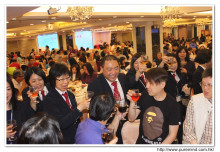 心齋服務仝人向來賓敬酒之熱鬧情況。