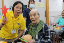 長者玩傳遞汽球遊戲時攝