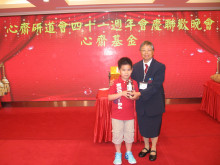 萬眾期待的抽獎環節開始，各幸運兒歡天喜地上台領取獎品。