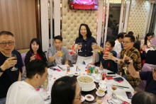 心齋仝人向來賓敬酒的熱鬧情況