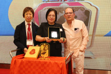 成功投得聖品者逐一上台接受聖品