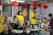 服務人員為長者獻唱時代金曲