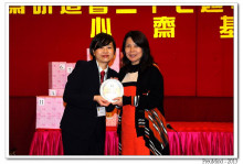 心齋基金總幹事梅婉蓉頒發紀念品予熱心人士。