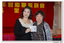 萬眾期待的抽獎環節開始，各幸運兒歡天喜地上台領取獎品。