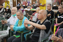 服務人員為長者示範健體操