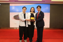 成功投得聖品者逐一上台接受聖品