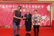 成功投得聖品者逐一上台接受聖品