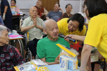 長者玩傳遞汽球遊戲時攝