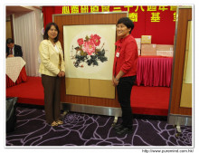 心齋基金國內負責人馮杏玲小姐頒發由中國名畫家徐良先生繪贈之花鳥畫四幅予成功競投者。