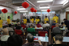 服務人員為長者示範健體操