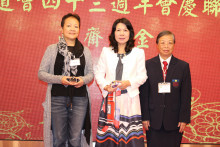 致送紀念品給支持心齋之熱心人士。