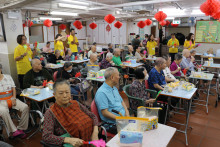 服務人員為長者獻唱時代金曲