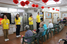 服務人員為長者示範健體操