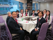 服務人員合照留念。