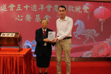 萬眾期待的抽獎環節開始，各幸運兒歡天喜地上台領取獎品