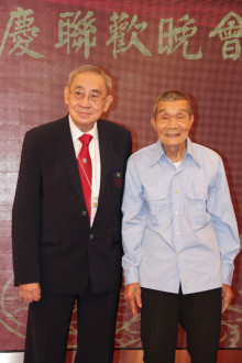 來賓與李一覺會長合照留念。