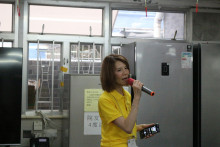 服務人員為長者獻唱時代金曲