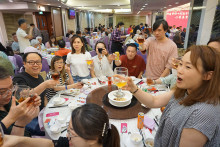 心齋仝人向來賓敬酒熱鬧情況