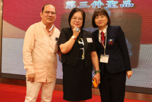 成功投得聖品者逐一上台接受聖品