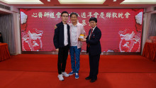 成功投得聖品者逐一上台接受聖品