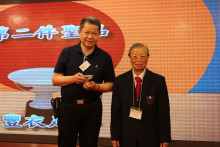成功投得聖品者逐一上台接受聖品