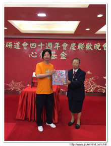 萬眾期待的抽獎環節開始，各幸運兒歡天喜地上台領取獎品。