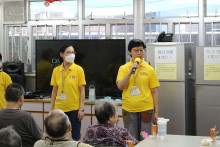 服務人員為長者示範健體操