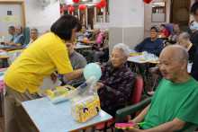 長者玩傳遞汽球遊戲時攝