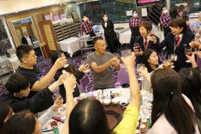 心齋仝人向來賓敬酒的熱鬧情況