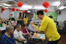 服務人員派發禮物包