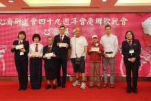 致送紀念品給支持心齋之熱心人士