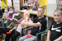 服務人員為長者示範健體操