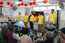 服務人員為長者示範健體操
