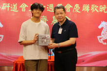 萬眾期待的抽獎環節開始，各幸運兒歡天喜地上台領取獎品