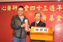 萬眾期待的抽獎環節開始，各幸運兒歡天喜地上台領取獎品。