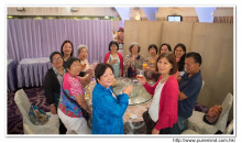 心齋仝人向每席來賓敬酒的熱鬧情況。